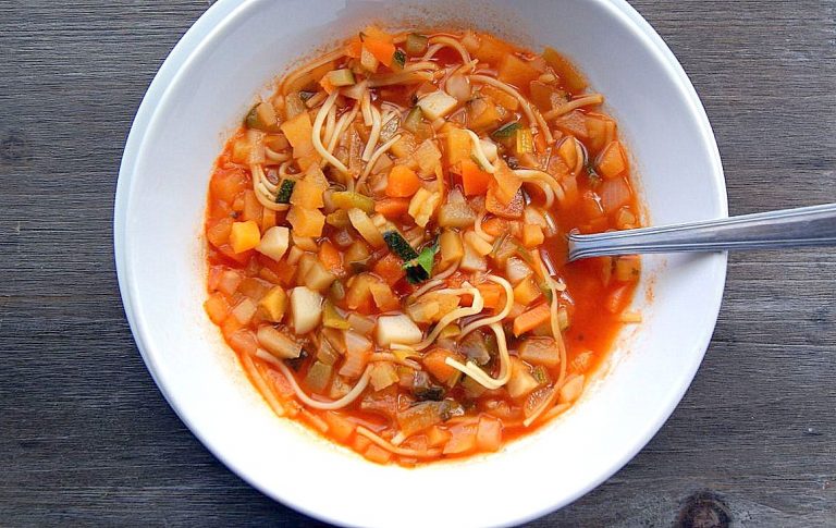 A bowl of Moroccan chorba fassia.